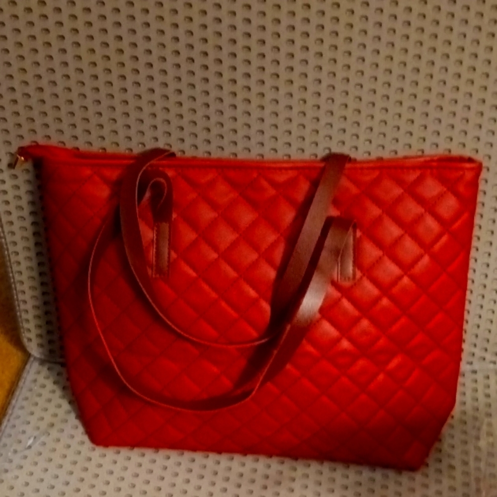 New Small Quilted Tote bag. Nwot. Burgundy color